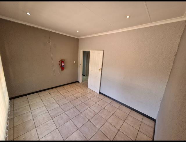 100M² OFFICE TO LET IN FARRAR PARK